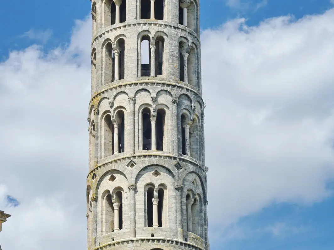 La tour Fenestrelle d’Uzès, clocher roman rond percé de fenêtres sur six étages