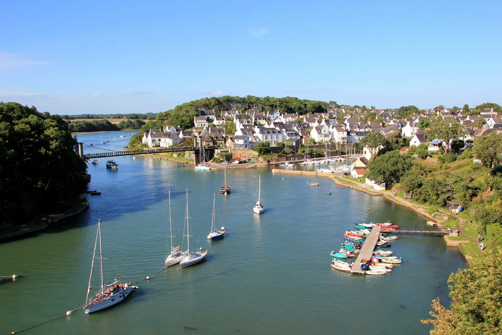 Um porto fluvial do golfo de Morbihan e os seus veleiros fundeados