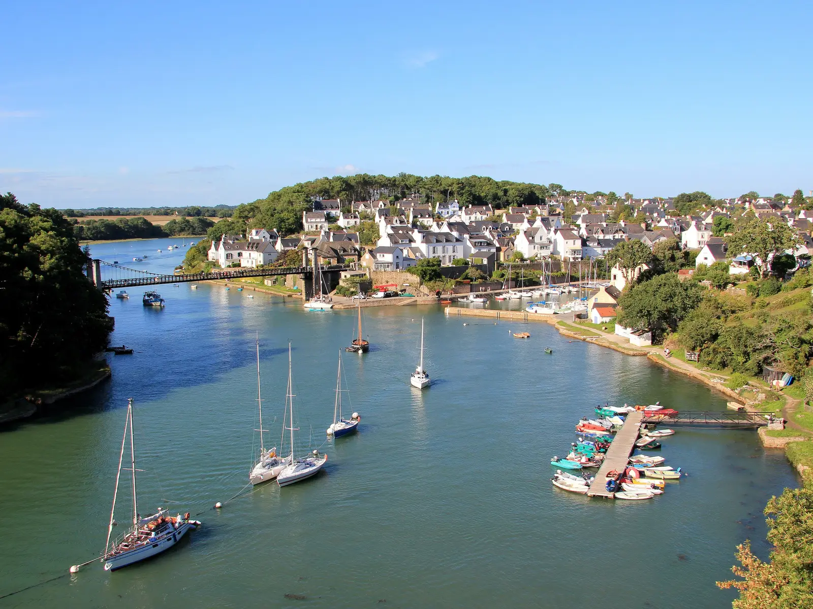 Un port de rivière du golfe du Morbihan et ses voiliers au mouillage