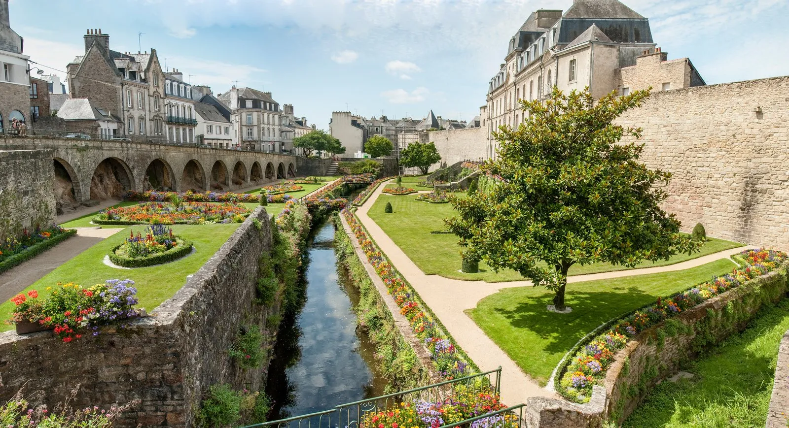 Les jardins à la française au pied des remparts de Vannes, le long de la Marle