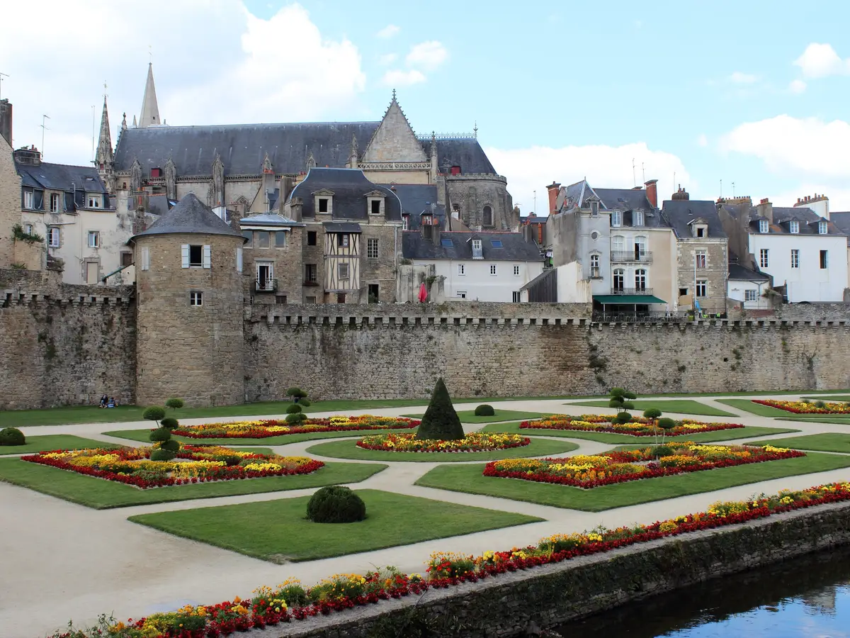 Les jardins des remparts de Vannes, leurs parterres fleuris au pied des murailles, et la cathédrale Saint-Pierre au-dessus des toits