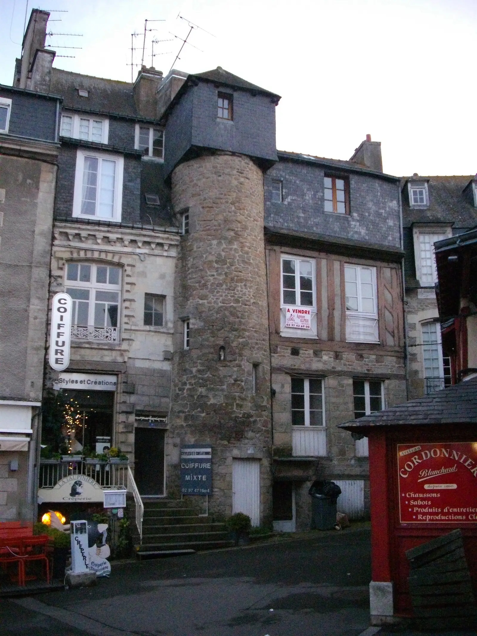 Maison de pierre blanche à Vannes, tourelle d’angle et lucarne sous un ciel nuageux