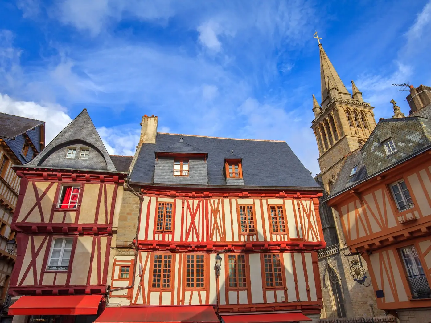 Les maisons à colombages de la place Henri-IV et la cathédrale Saint-Pierre de Vannes