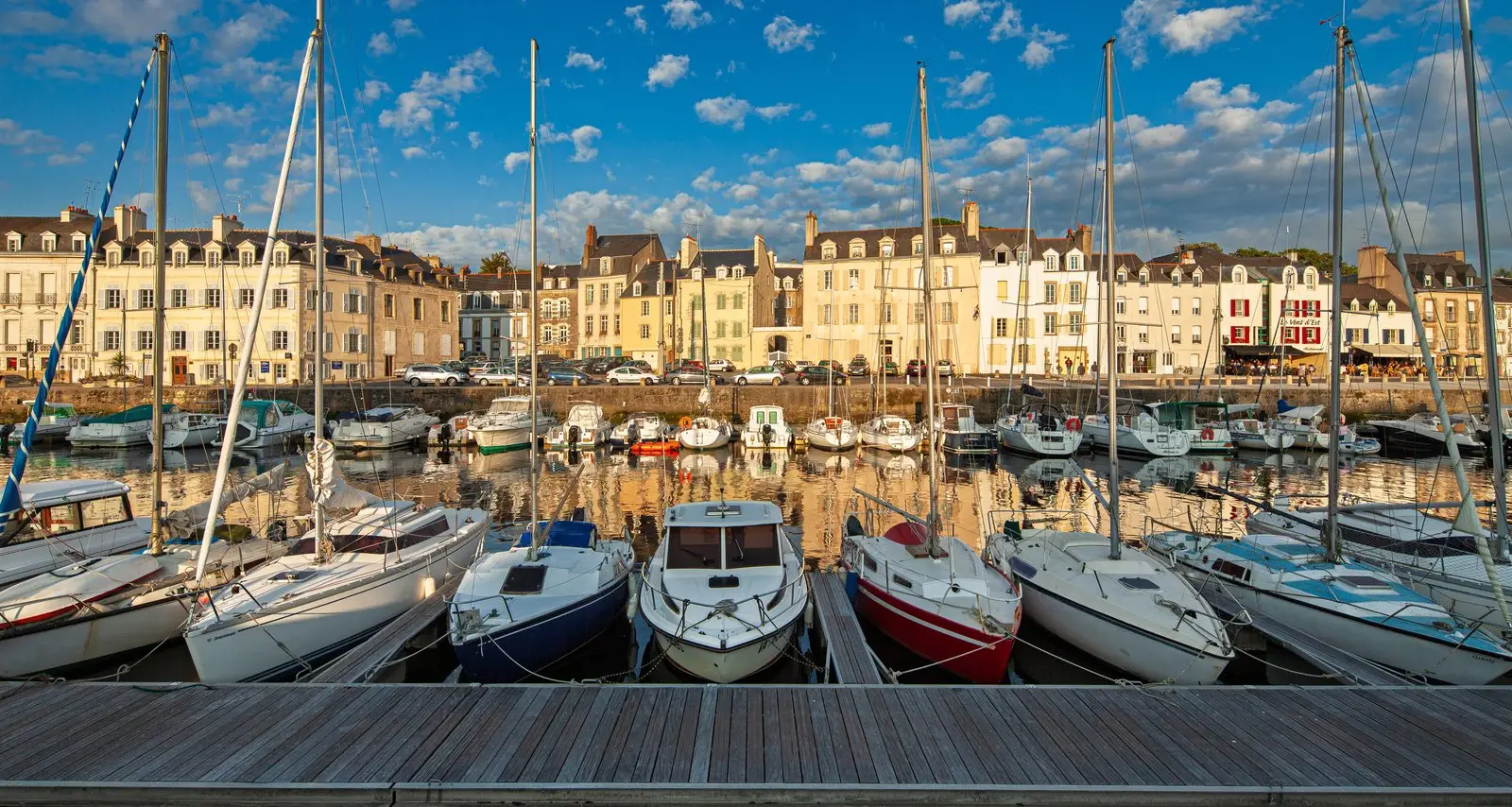 Le port de plaisance de Vannes et les façades du quai, au soleil couchant