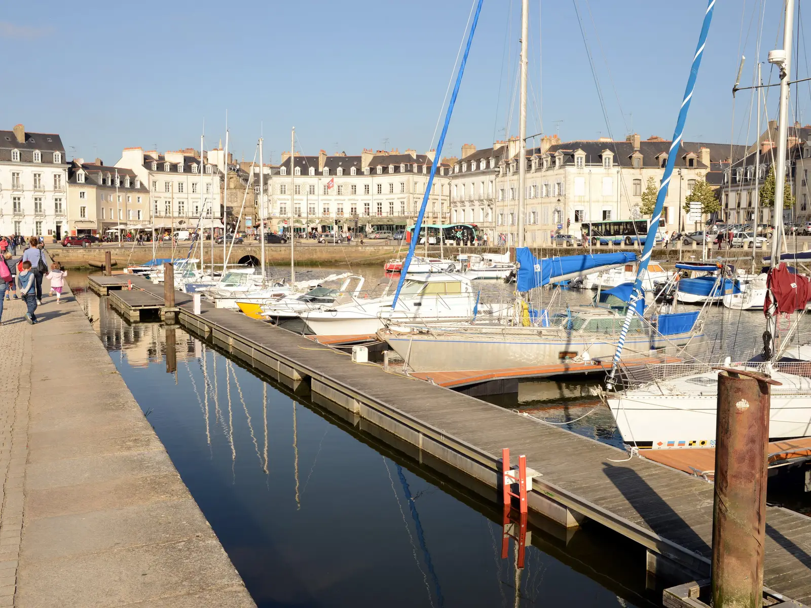 Le port de Vannes, ses pontons et les façades en arc de la place Gambetta