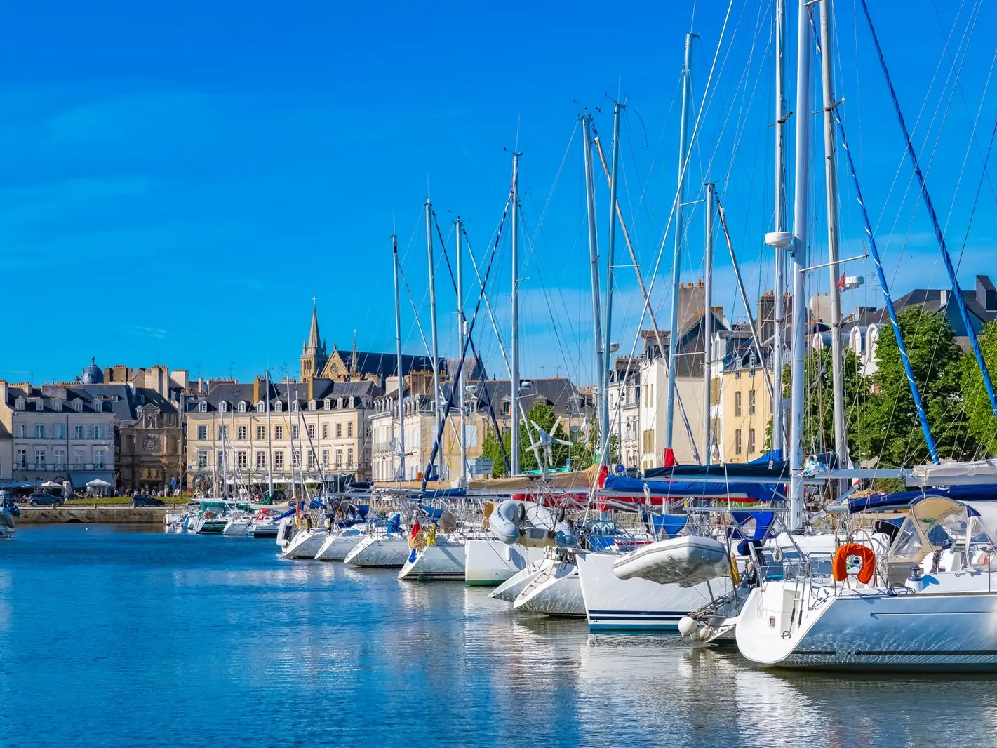 Le port de Vannes, la porte Saint-Vincent et la cathédrale