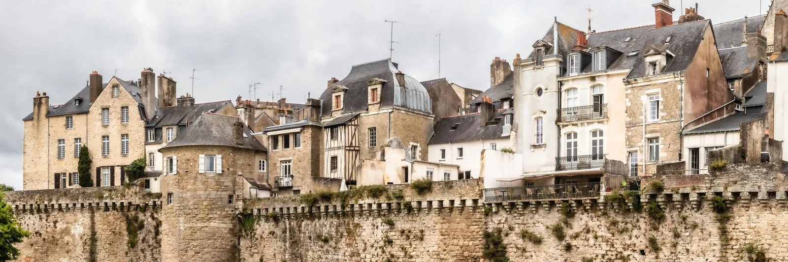 Les remparts de Vannes et les maisons de la vieille ville, en panorama