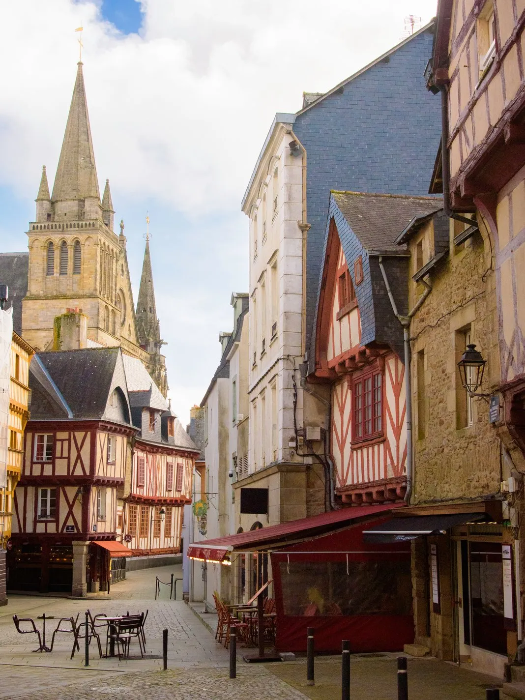 Une rue du centre historique de Vannes, ses maisons à colombages et une terrasse
