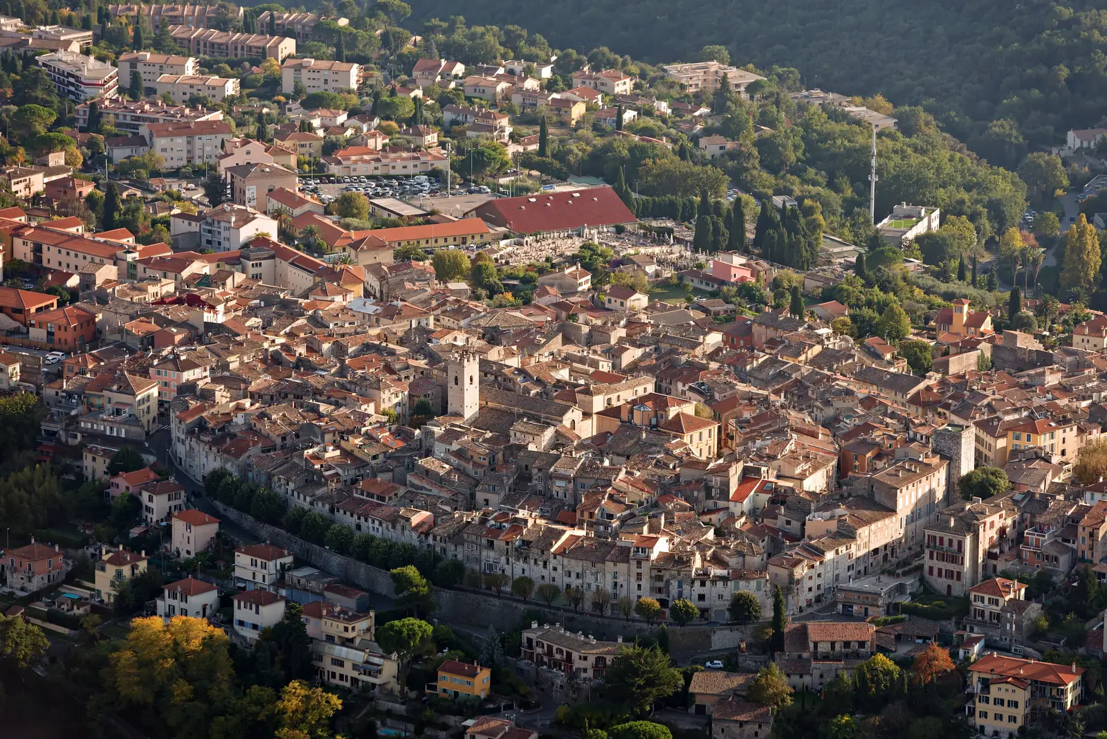 La cité médiévale de Vence vue des hauteurs, ses toits de tuiles serrés autour du clocher de la cathédrale