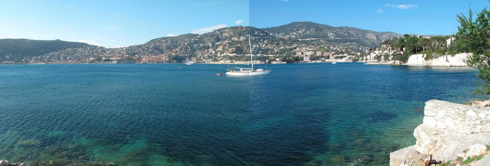 A rada de Villefranche-sur-Mer e a cidade velha à beira da água, vista das alturas