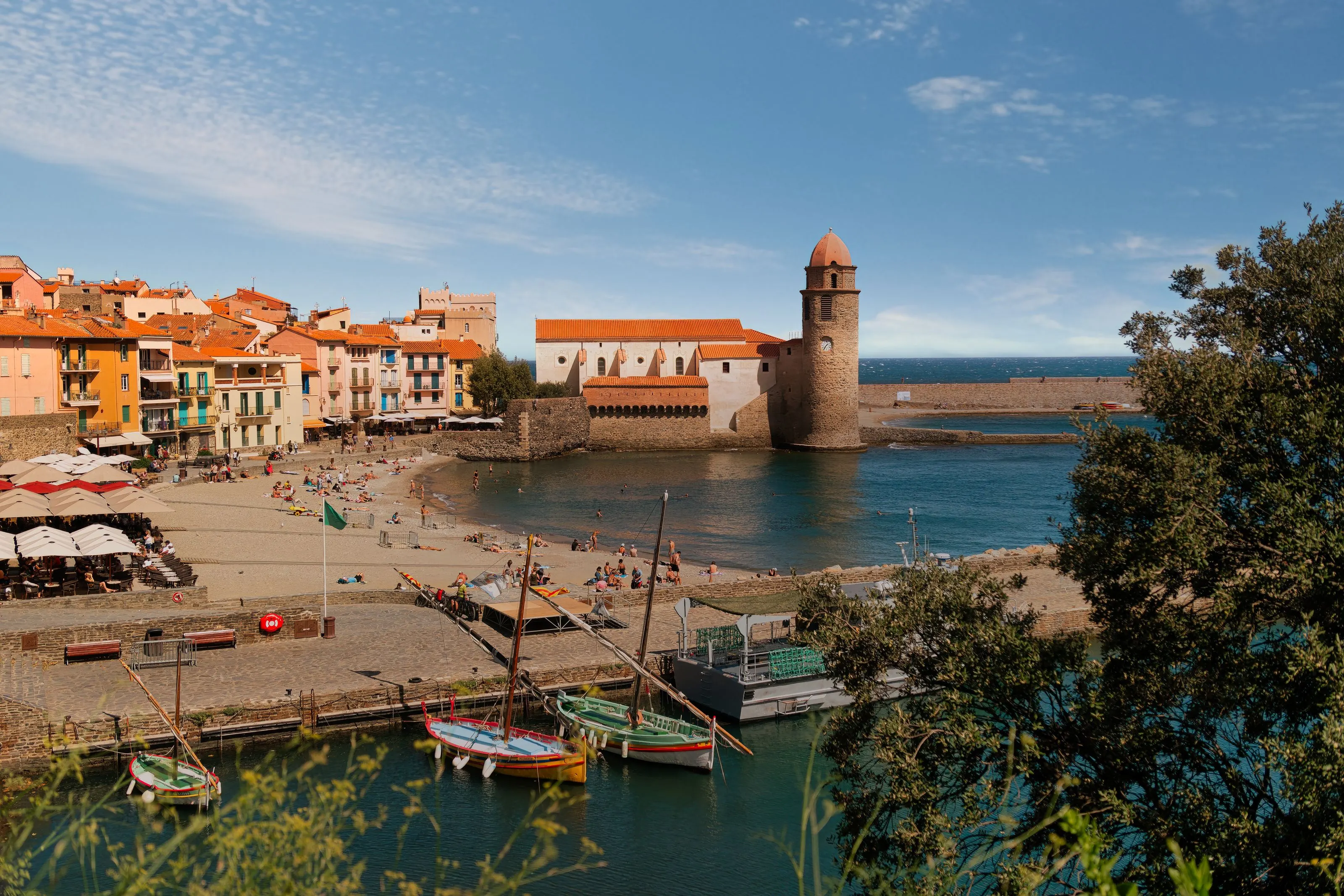 L'église Notre-Dame-des-Anges et la baie de Collioure