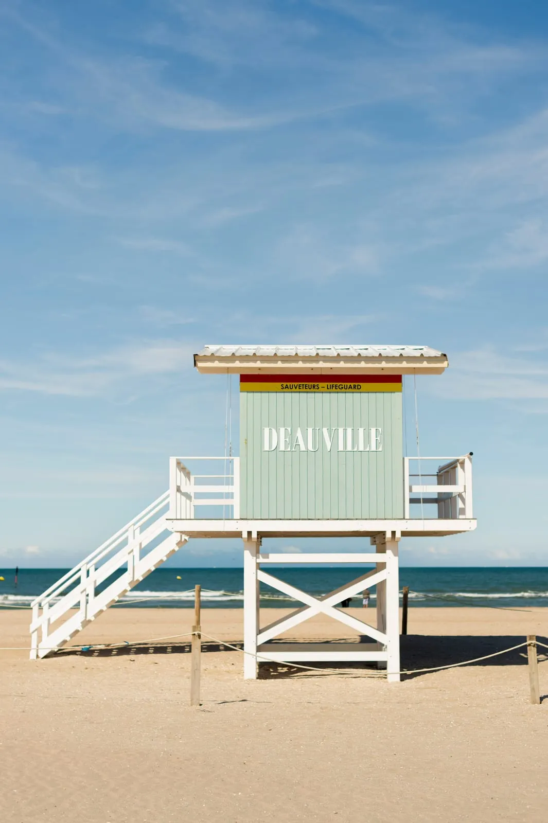 Les cabines de bain colorées et leurs noms peints, le long de la plage