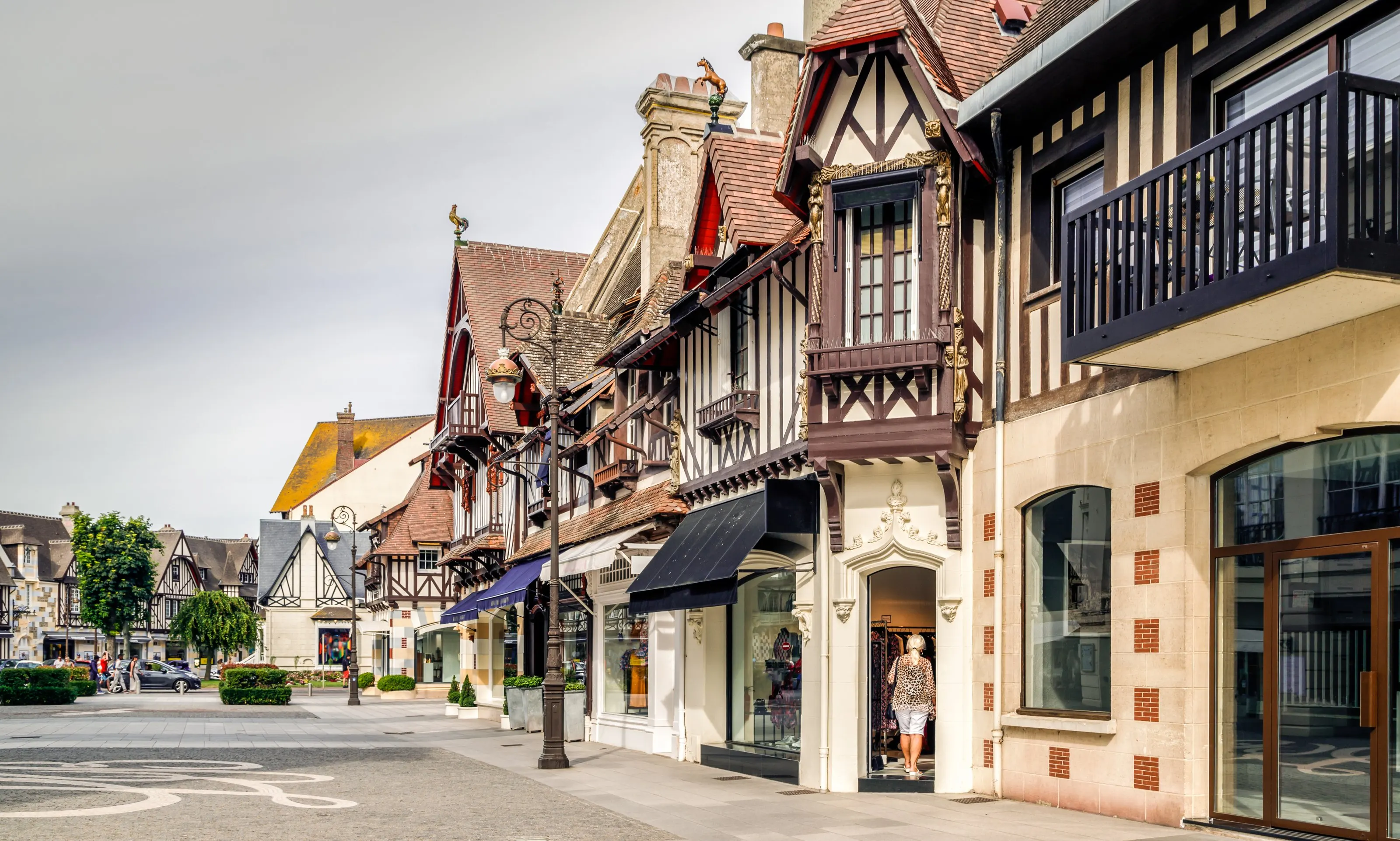 Les façades à colombages des rues commerçantes de Deauville