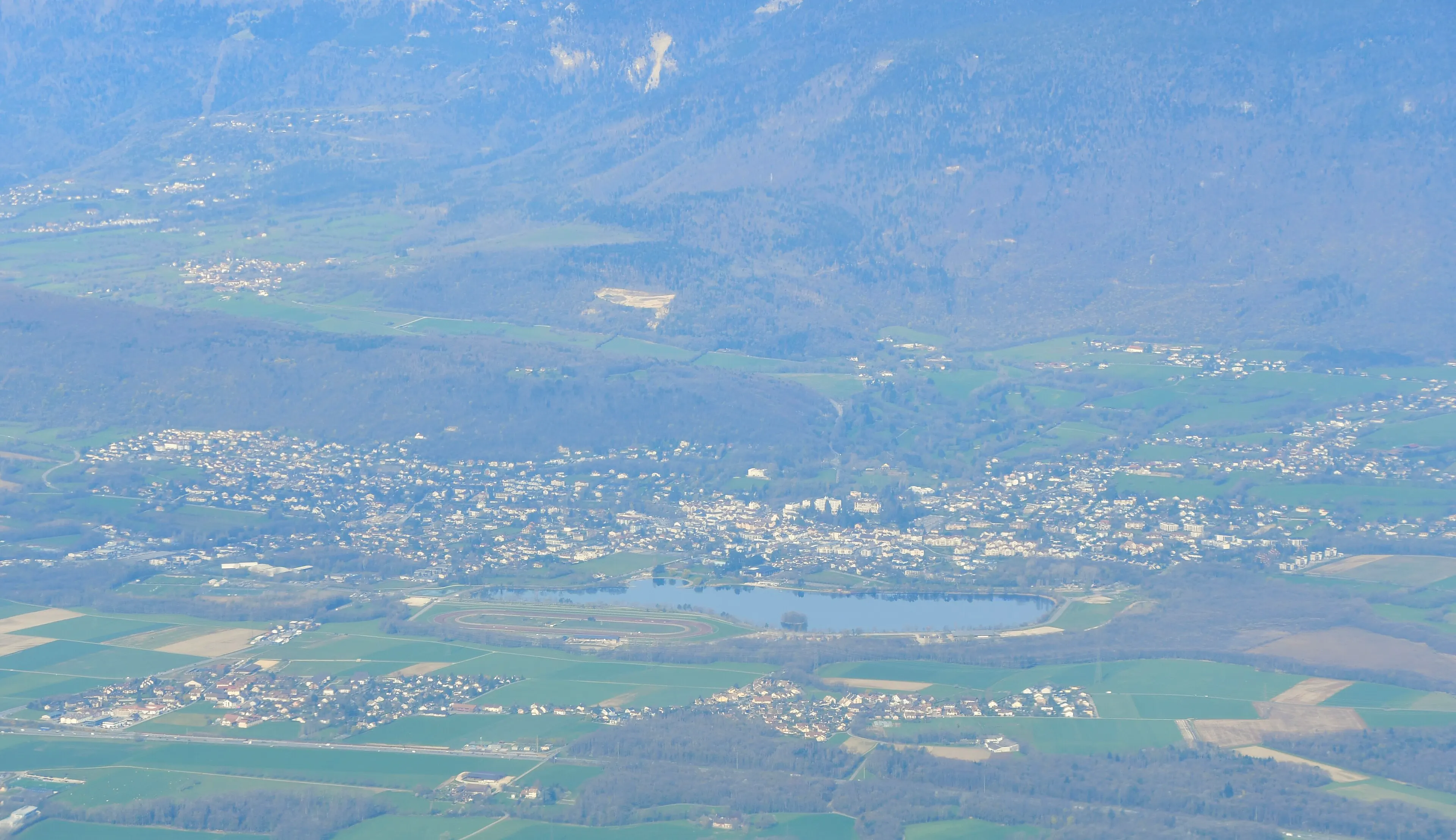 Vue aérienne de Divonne-les-Bains, son lac et le Jura voisin