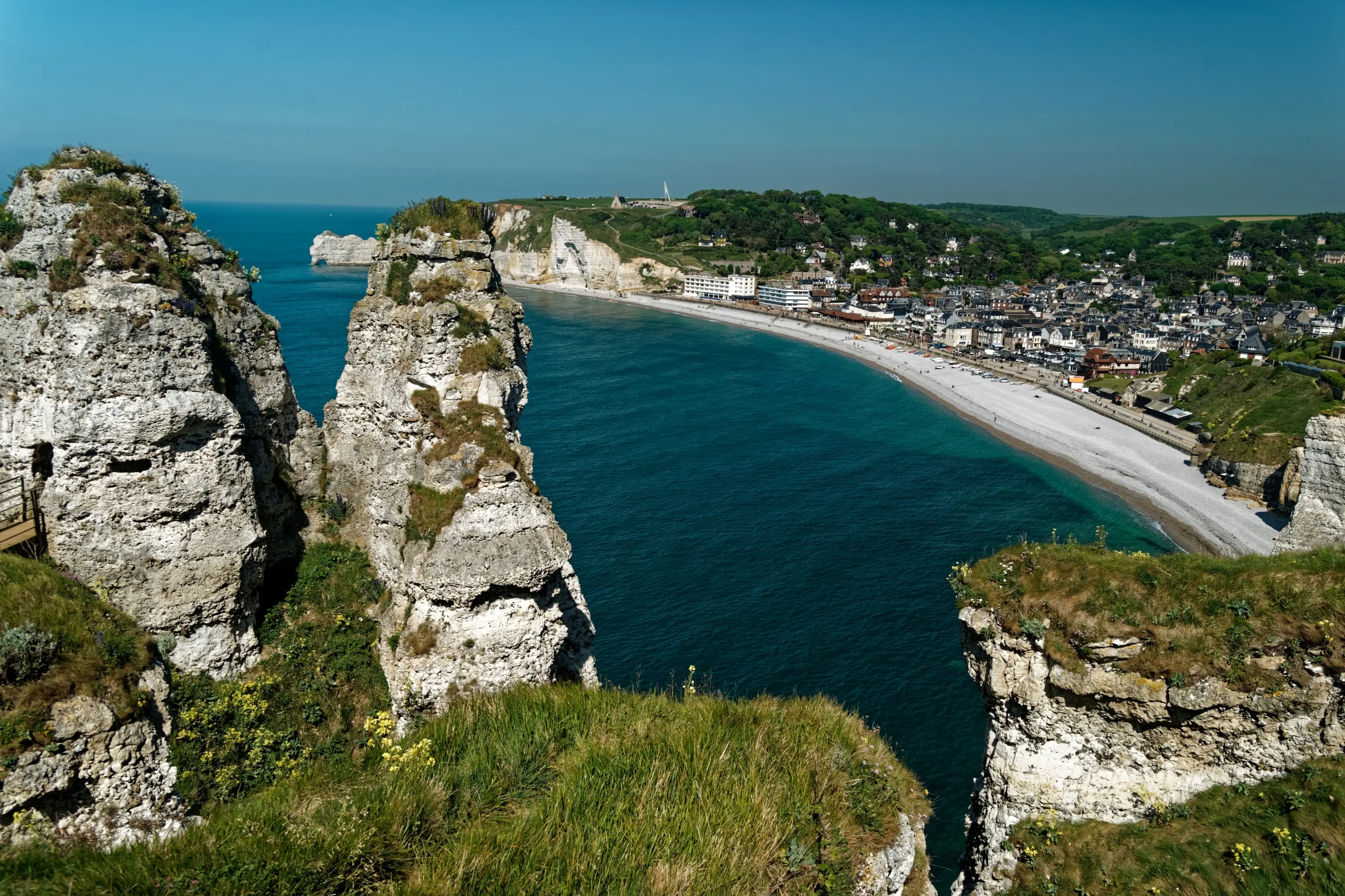 The beach of Étretat and the Aval cliff seen from the cliff path