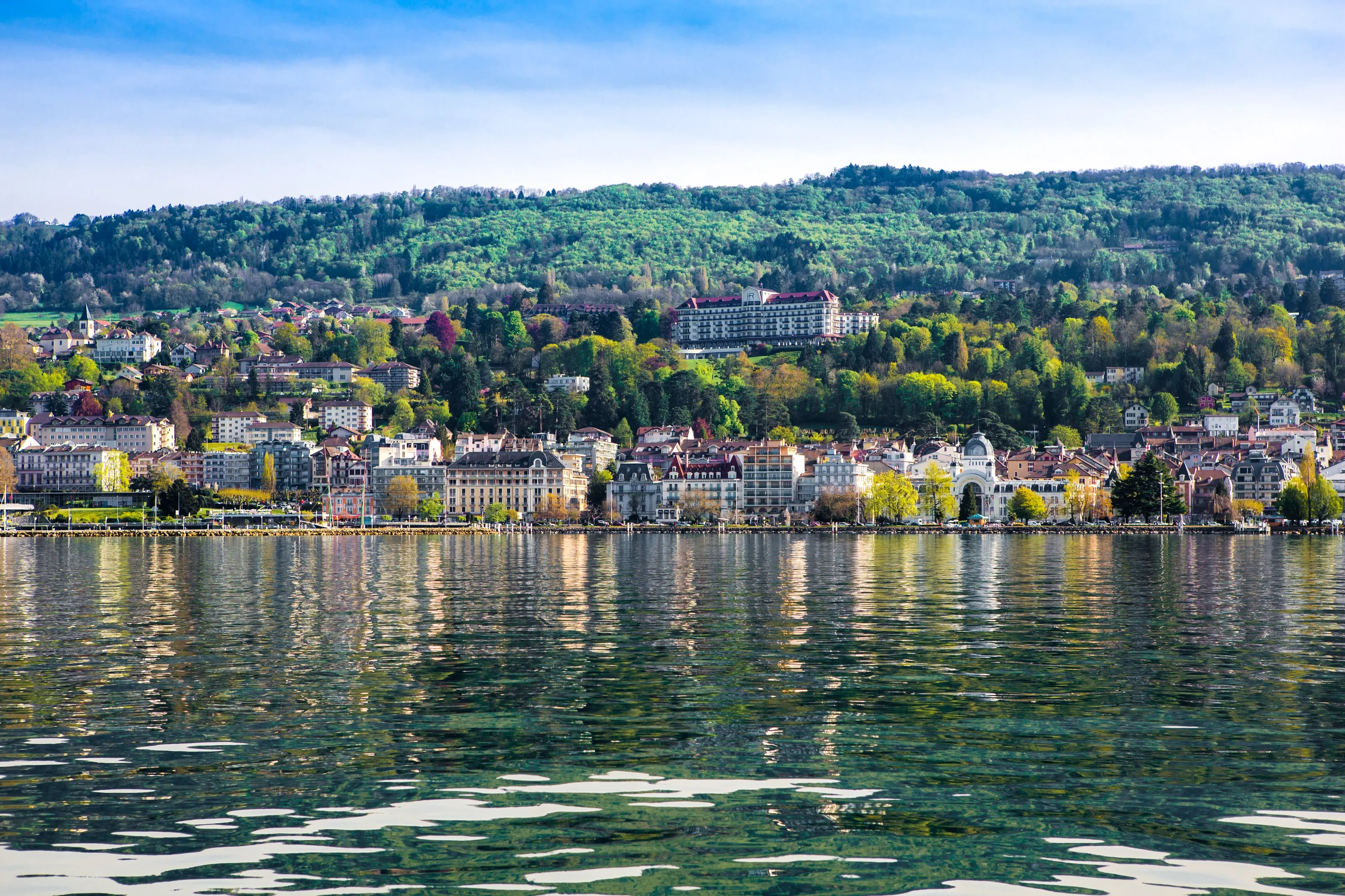 Évian-les-Bains vue du Léman, son front de lac et son palace sur la colline boisée