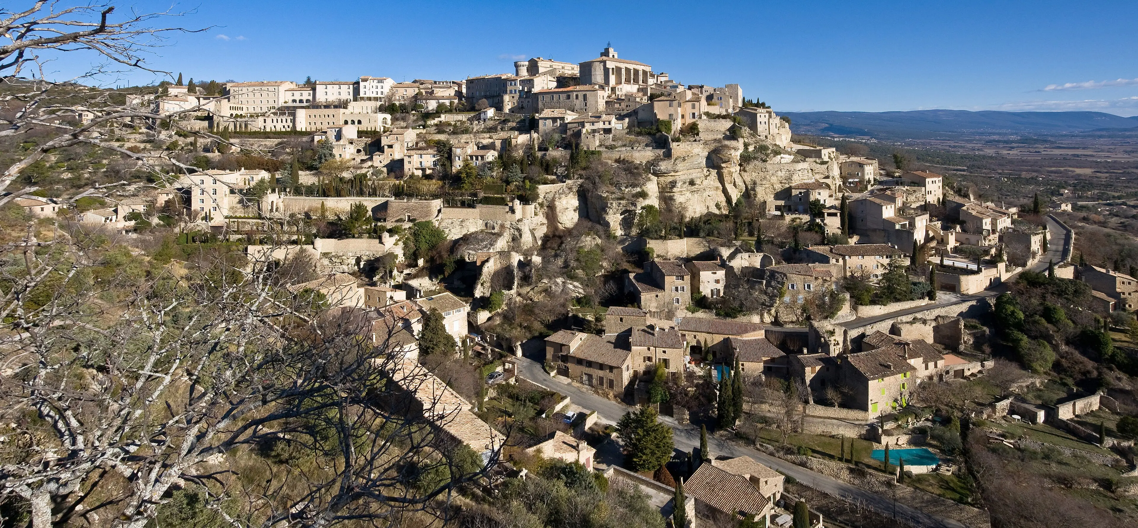 Le village perché de Gordes et son château, vu de la vallée du Luberon