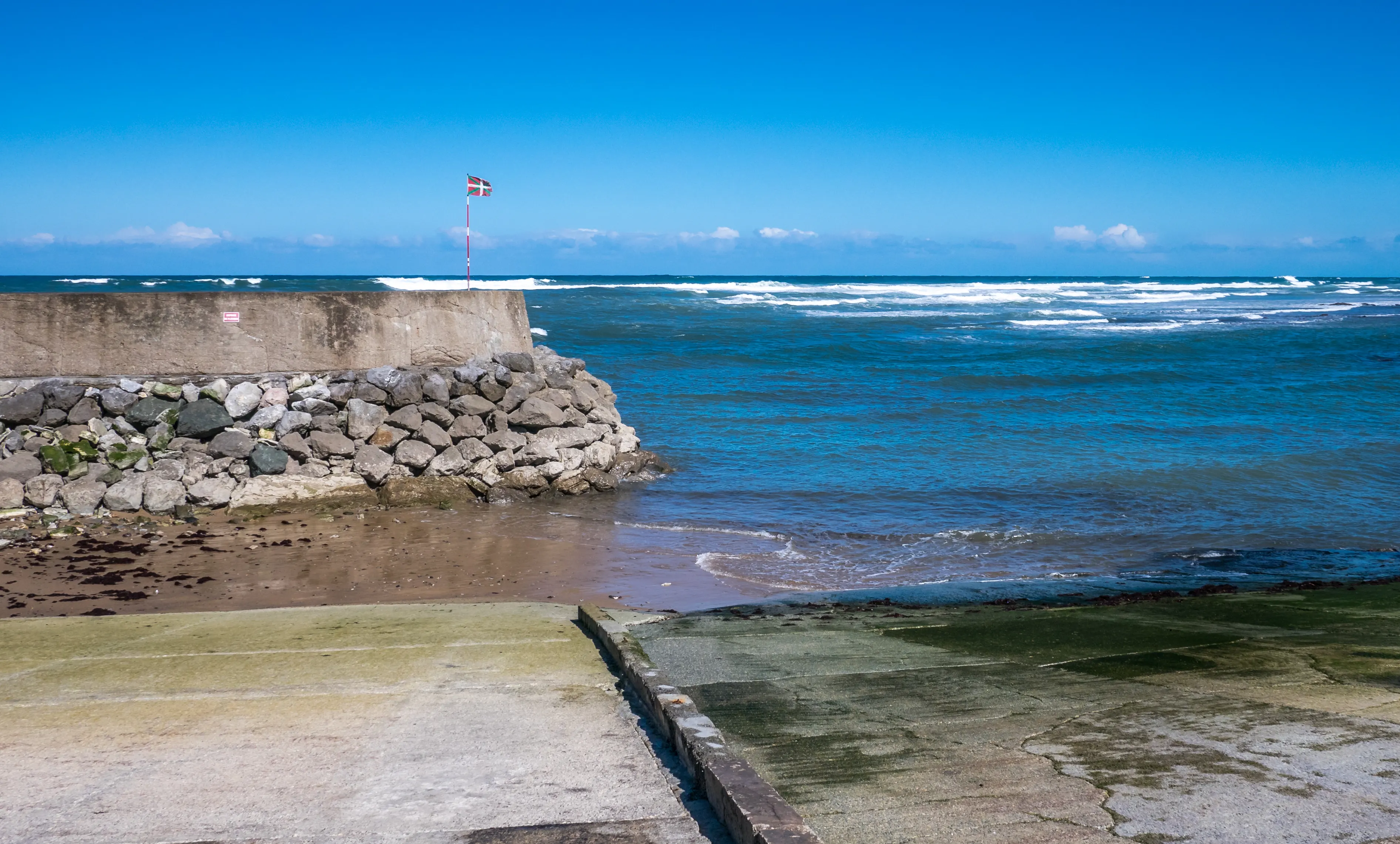 Le port de Guéthary au pied de la falaise, la plus petite station du Pays basque