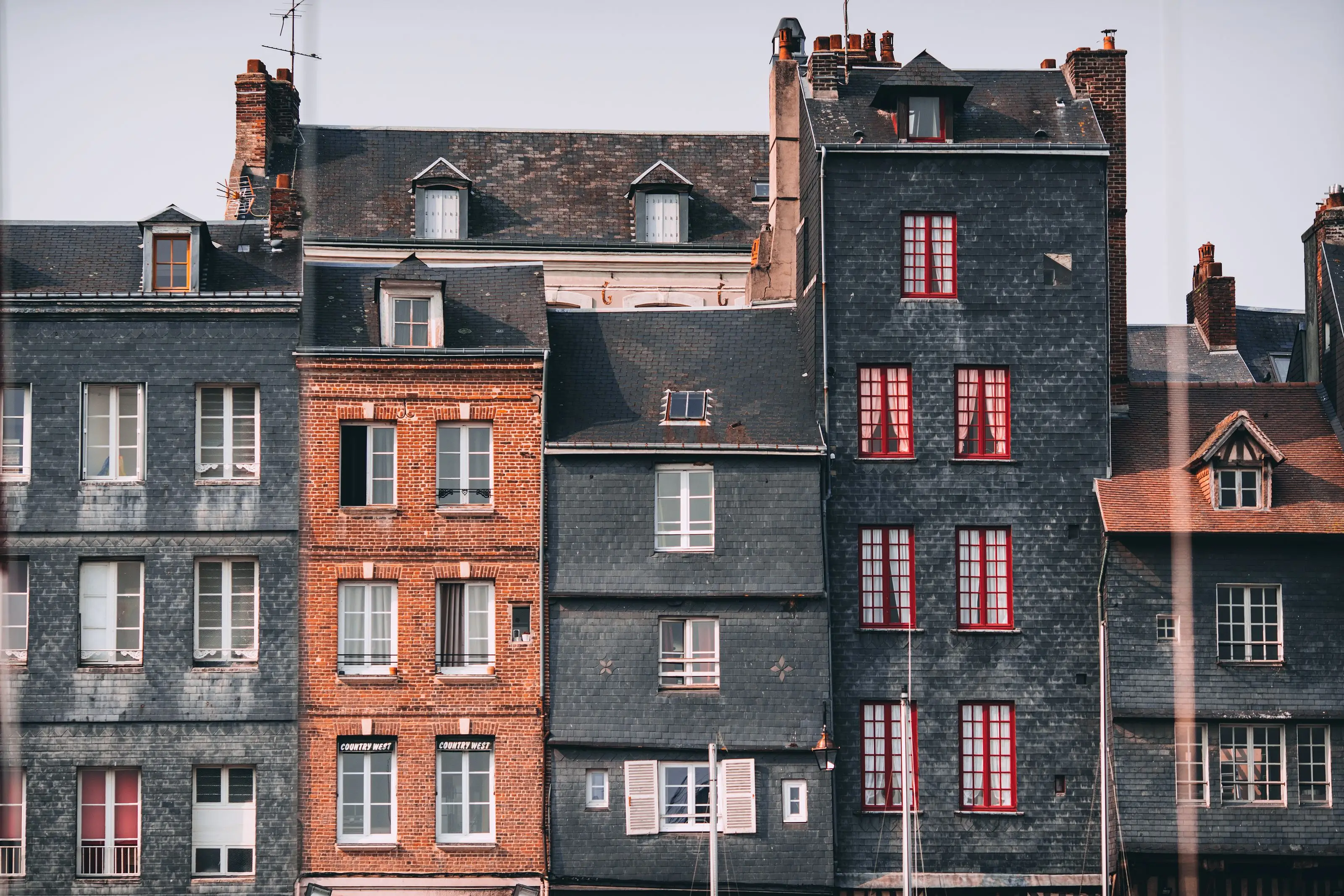 Les hautes façades étroites du vieux bassin de Honfleur