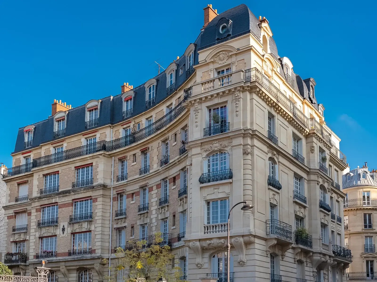 Angle de rue d'un immeuble haussmannien
