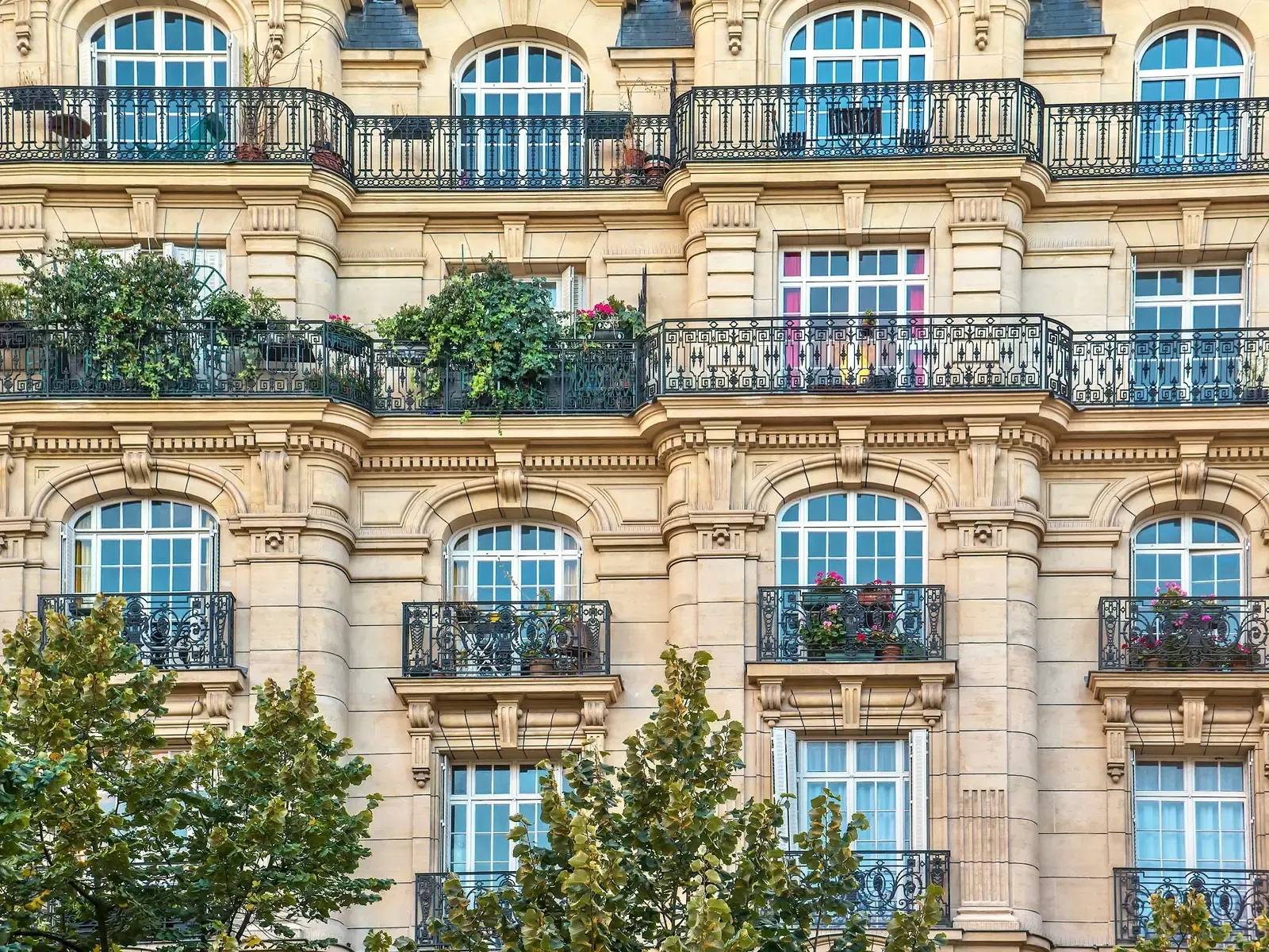 Façade haussmannienne et ses balcons de pierre