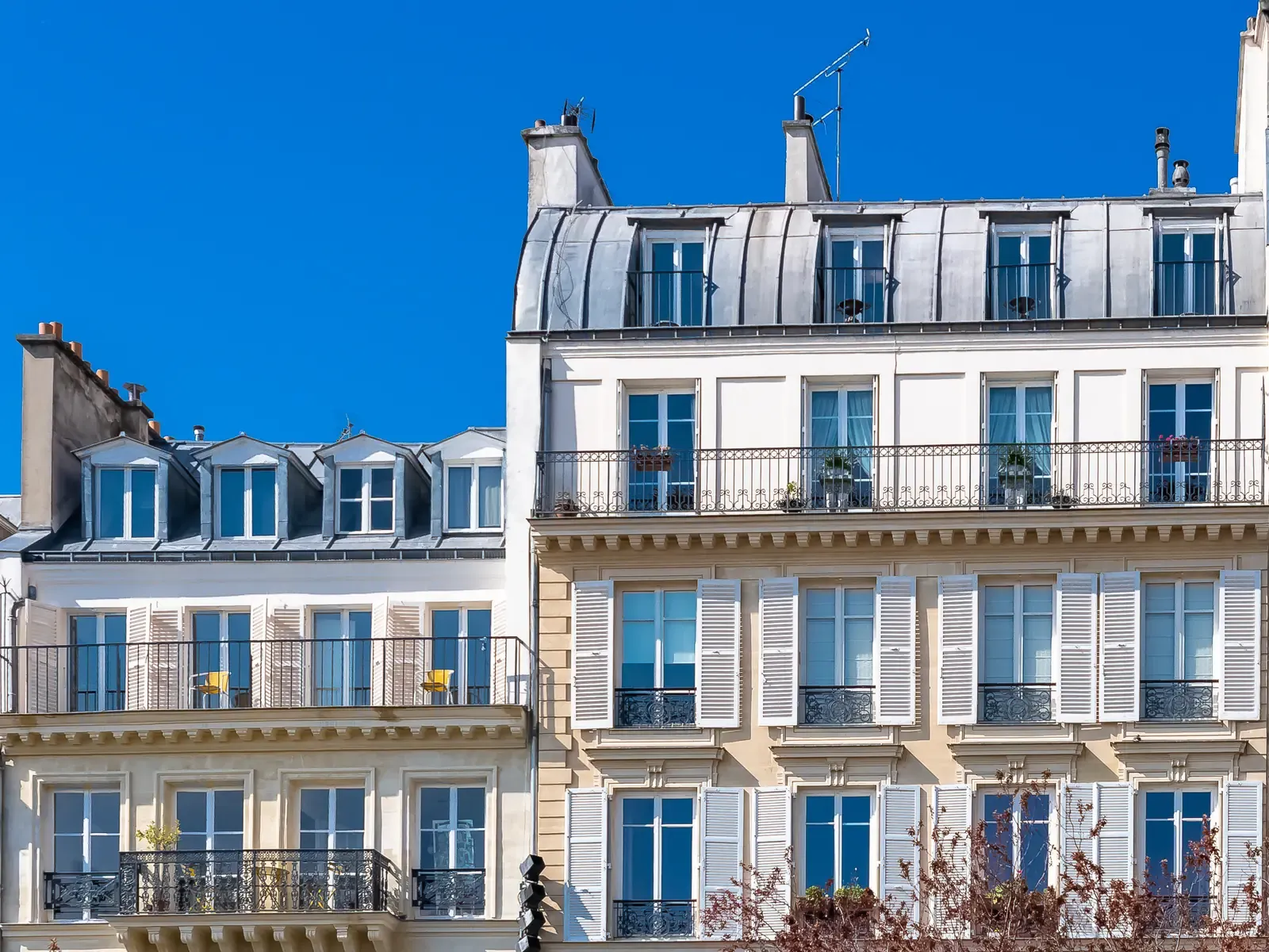Façade haussmannienne sous un ciel bleu