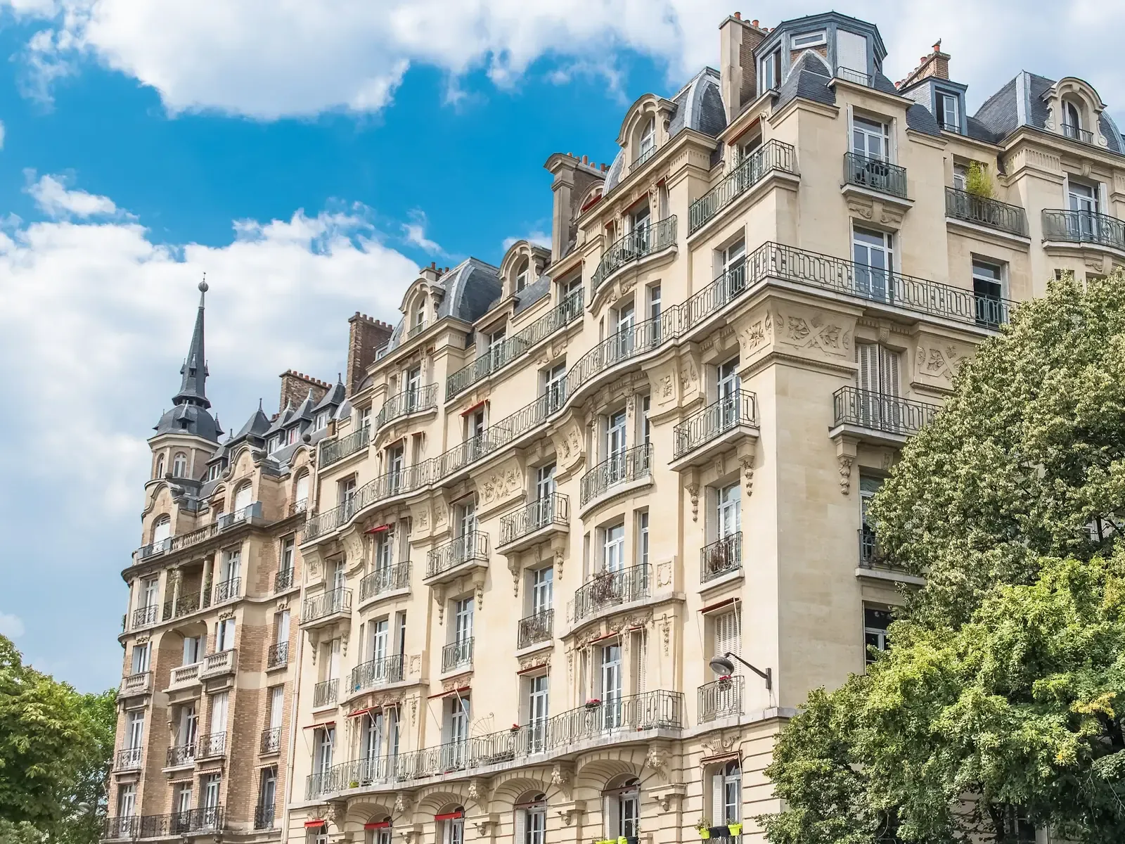 Immeuble haussmannien photographié en contre-plongée