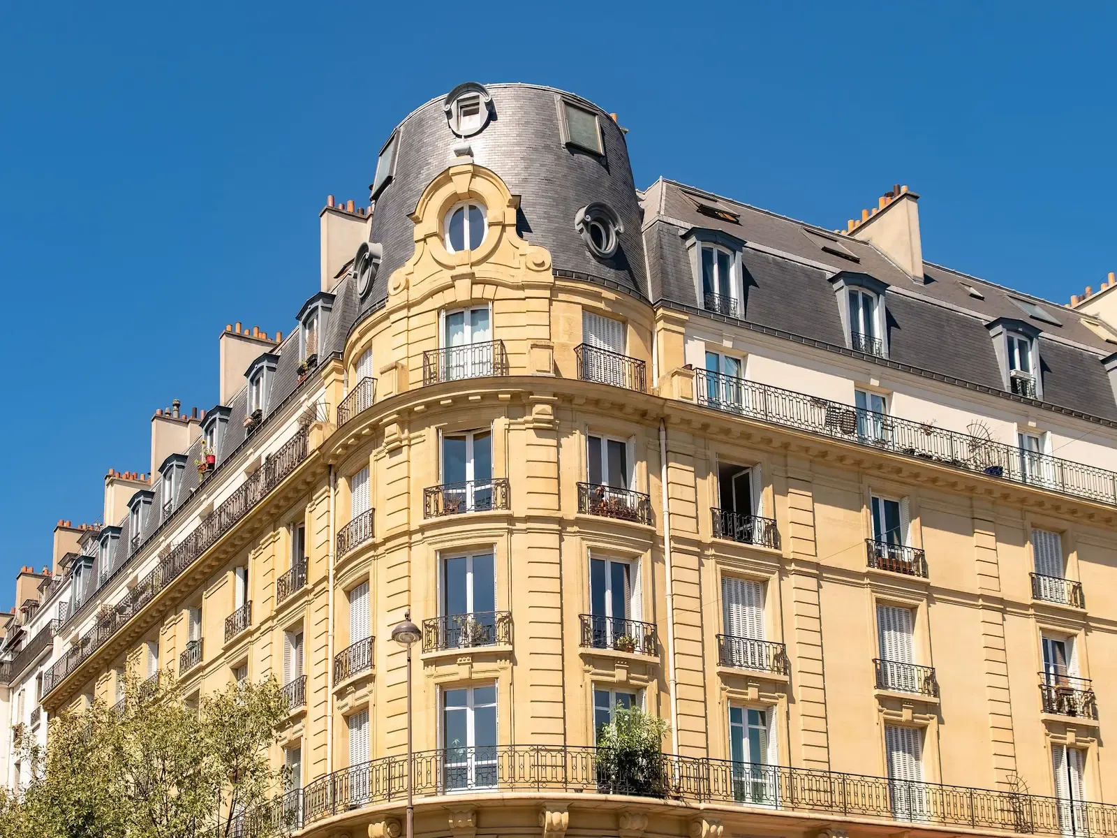 Immeuble haussmannien dans une lumière dorée