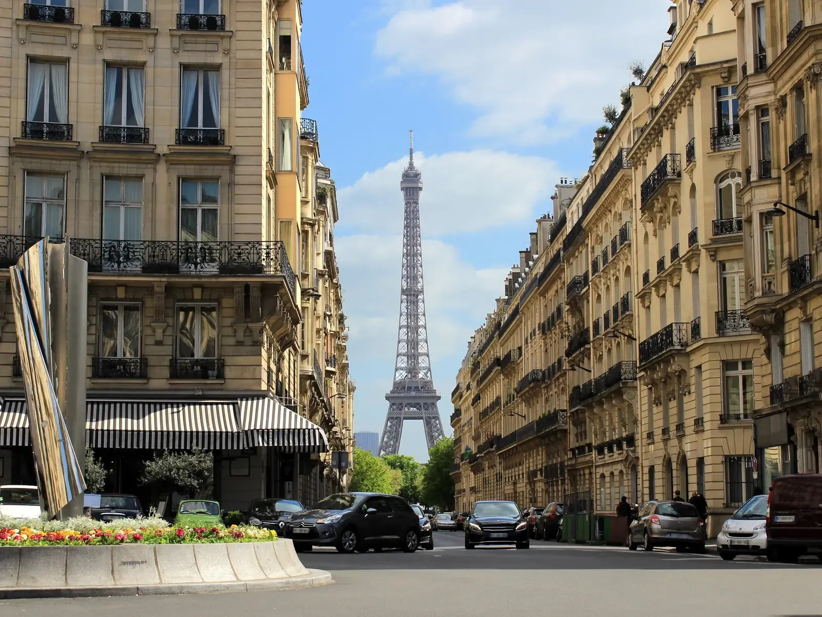 Rue haussmannienne et tour Eiffel au loin
