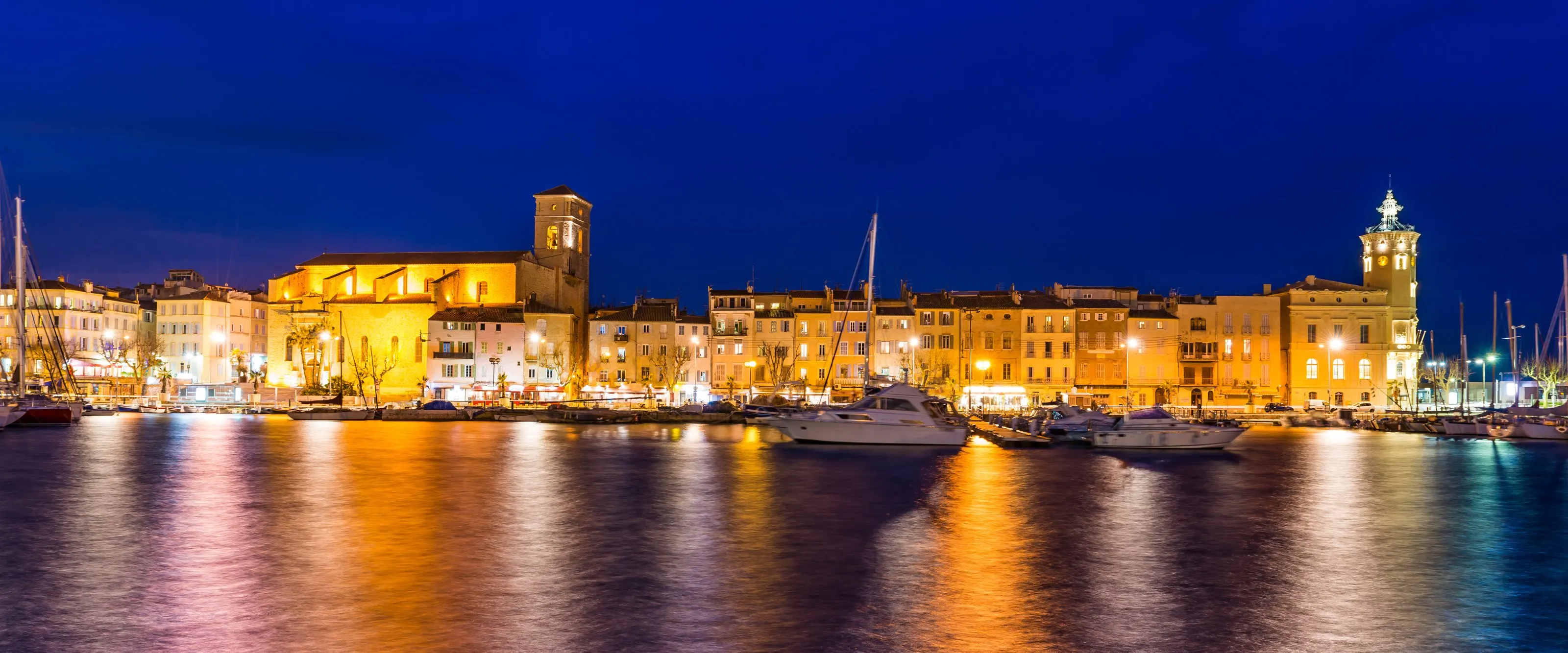 Le vieux port de La Ciotat à l’heure bleue, façades éclairées et tour de l’horloge