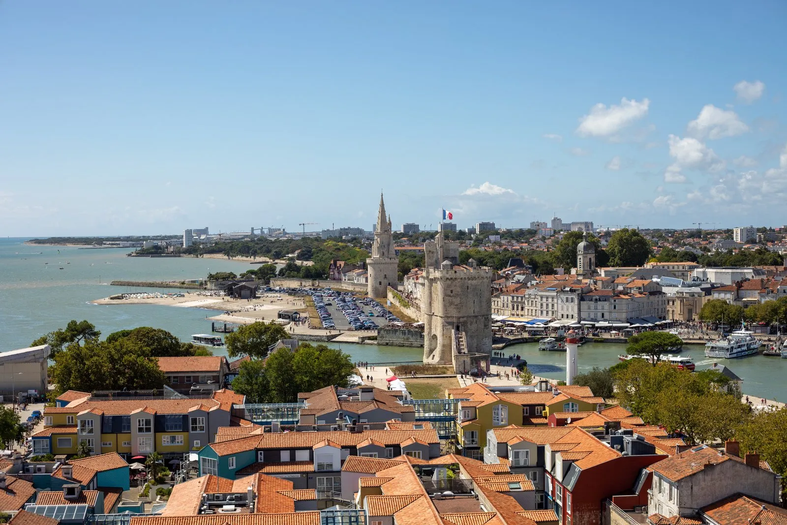 Les tours du Vieux-Port de La Rochelle et les toits de la vieille ville, vus du ciel
