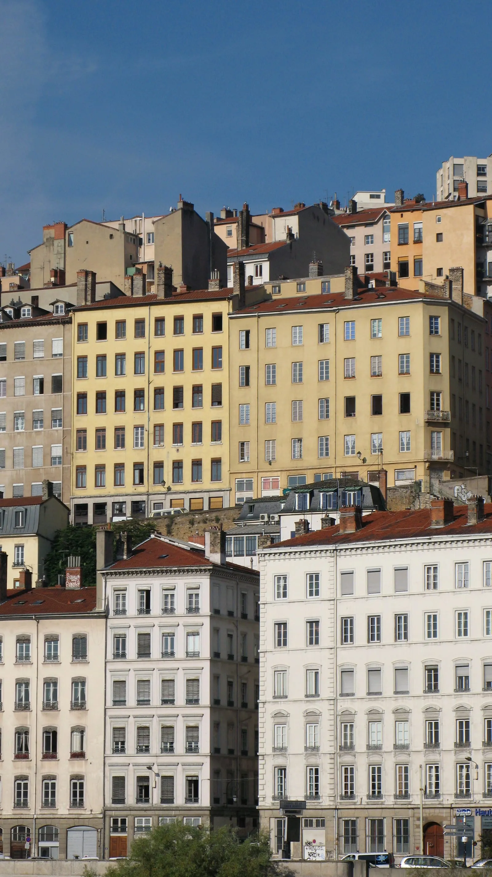Façade Renaissance, mascaron et fenêtre à meneaux dans une ruelle du Vieux Lyon