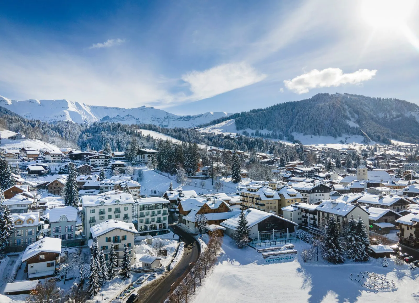 Le village de Megève et son église sous la neige