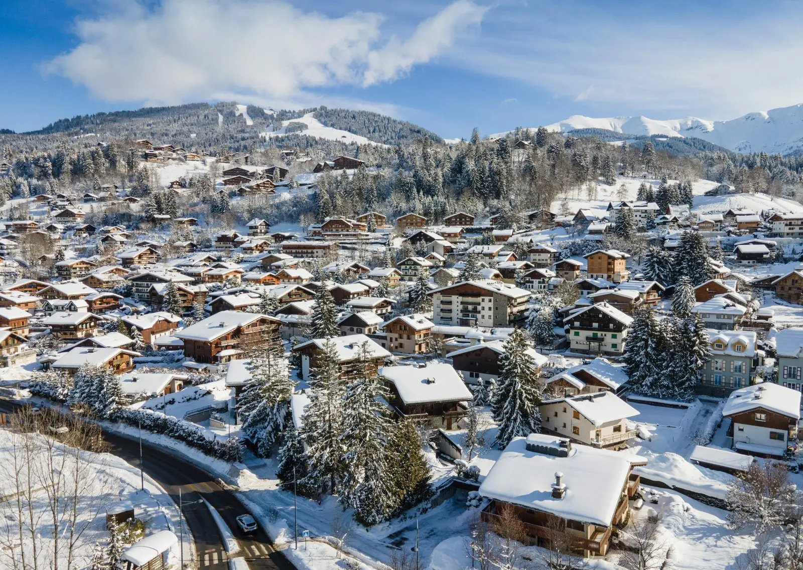 Os chalés de Megève sob a neve, vistos do céu
