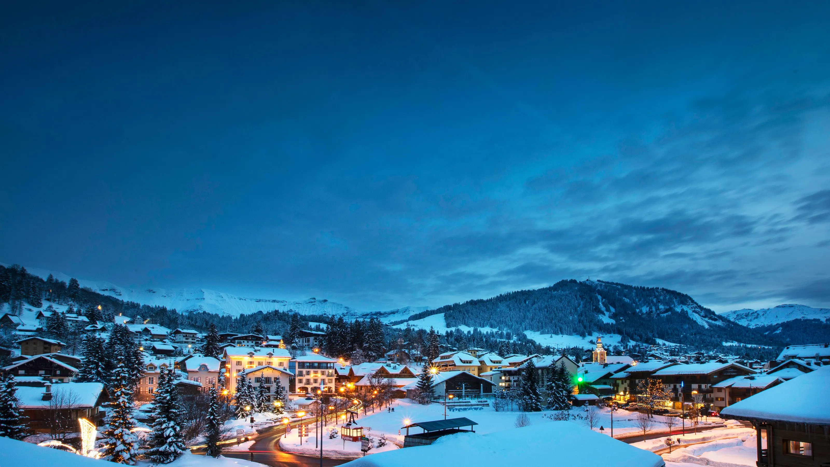 Le village de Megève sous la neige, à l’heure bleue
