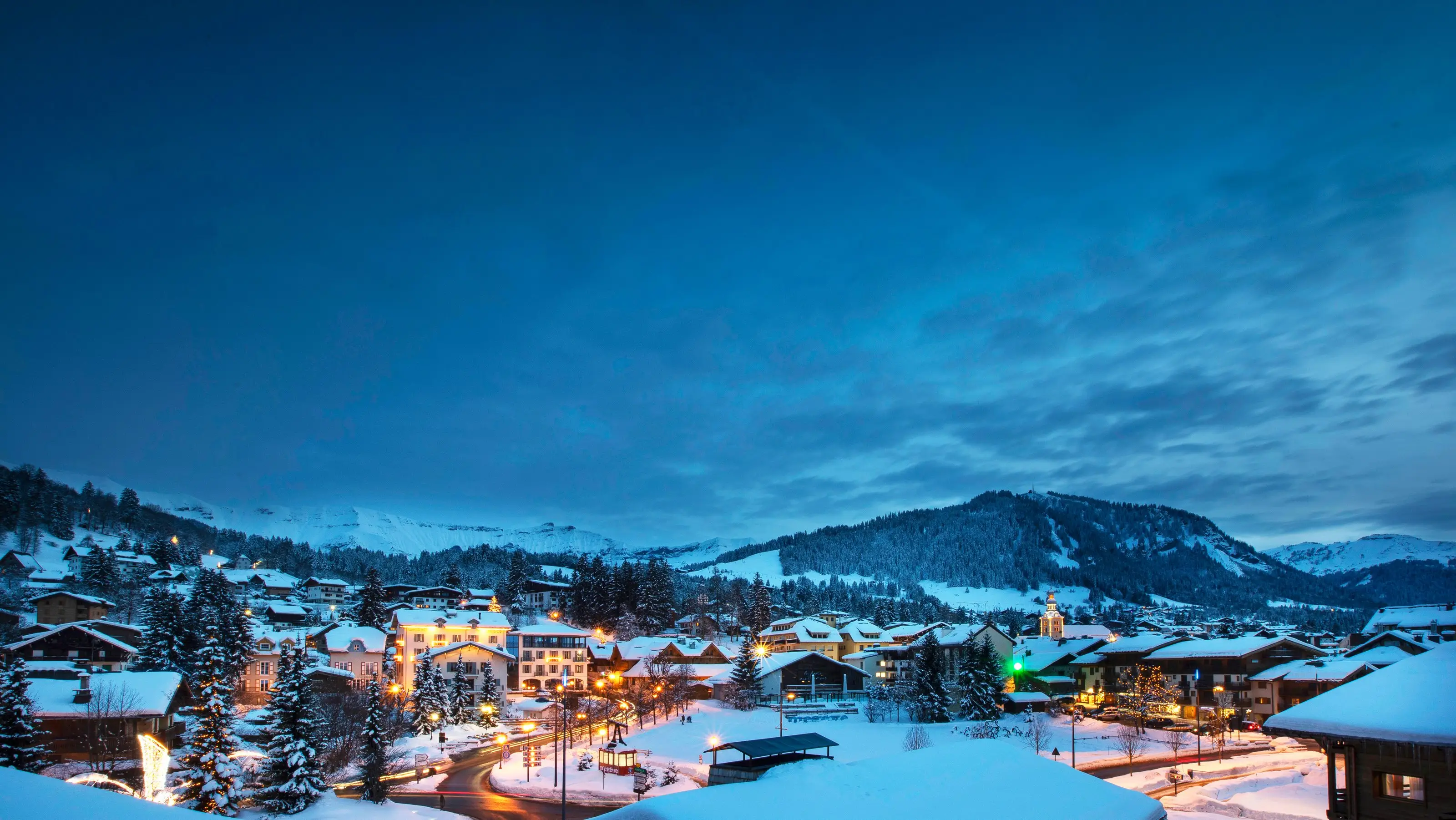 Le village de Megève sous la neige, à l’heure bleue