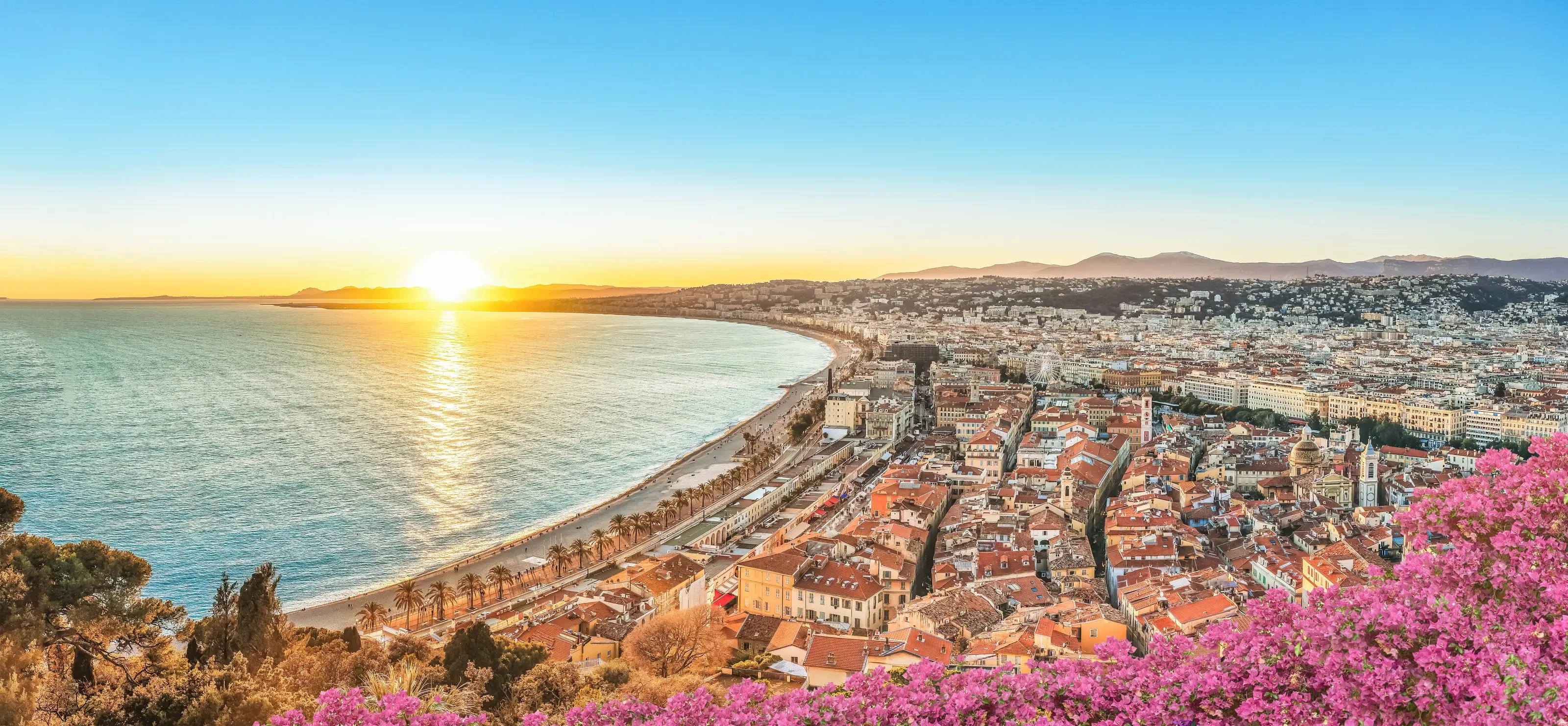 La baie des Anges à Nice au coucher du soleil