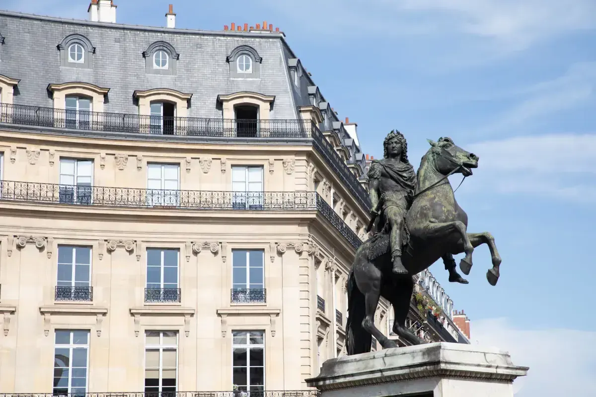 Place des Victoires et statue de Louis XIV dans le 2e arrondissement de Paris