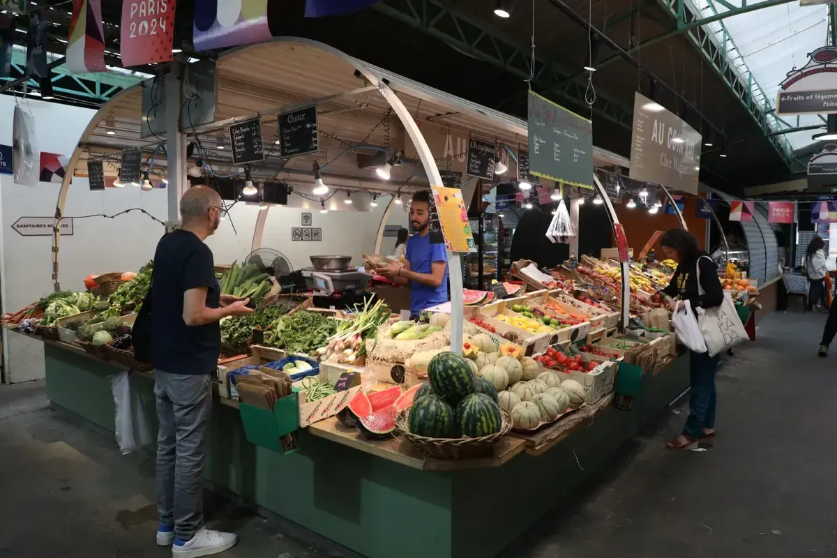 Étal du marché des Enfants Rouges dans le 3e arrondissement de Paris