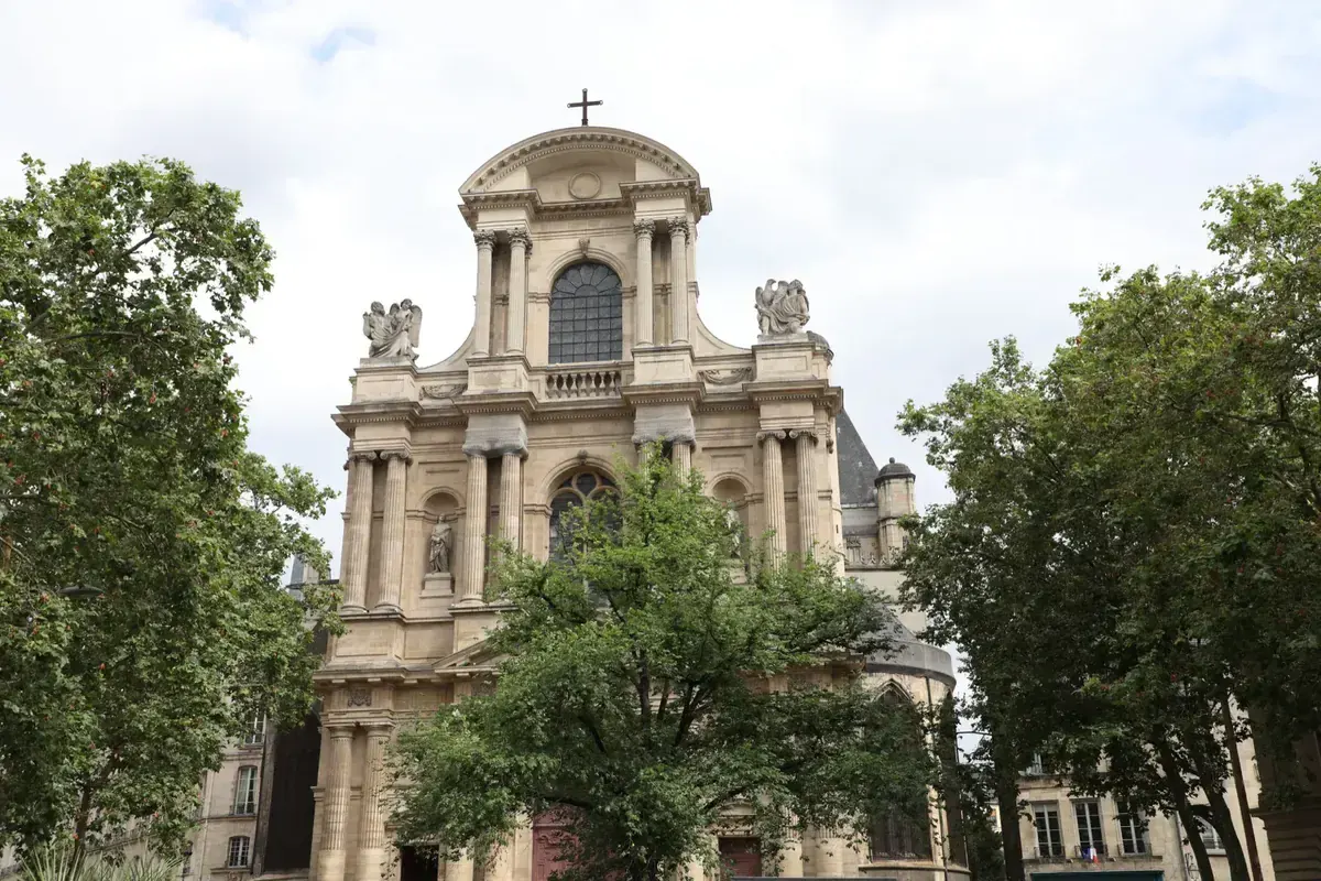 Façade de l'église Saint-Gervais entourée d'arbres dans le 4e arrondissement