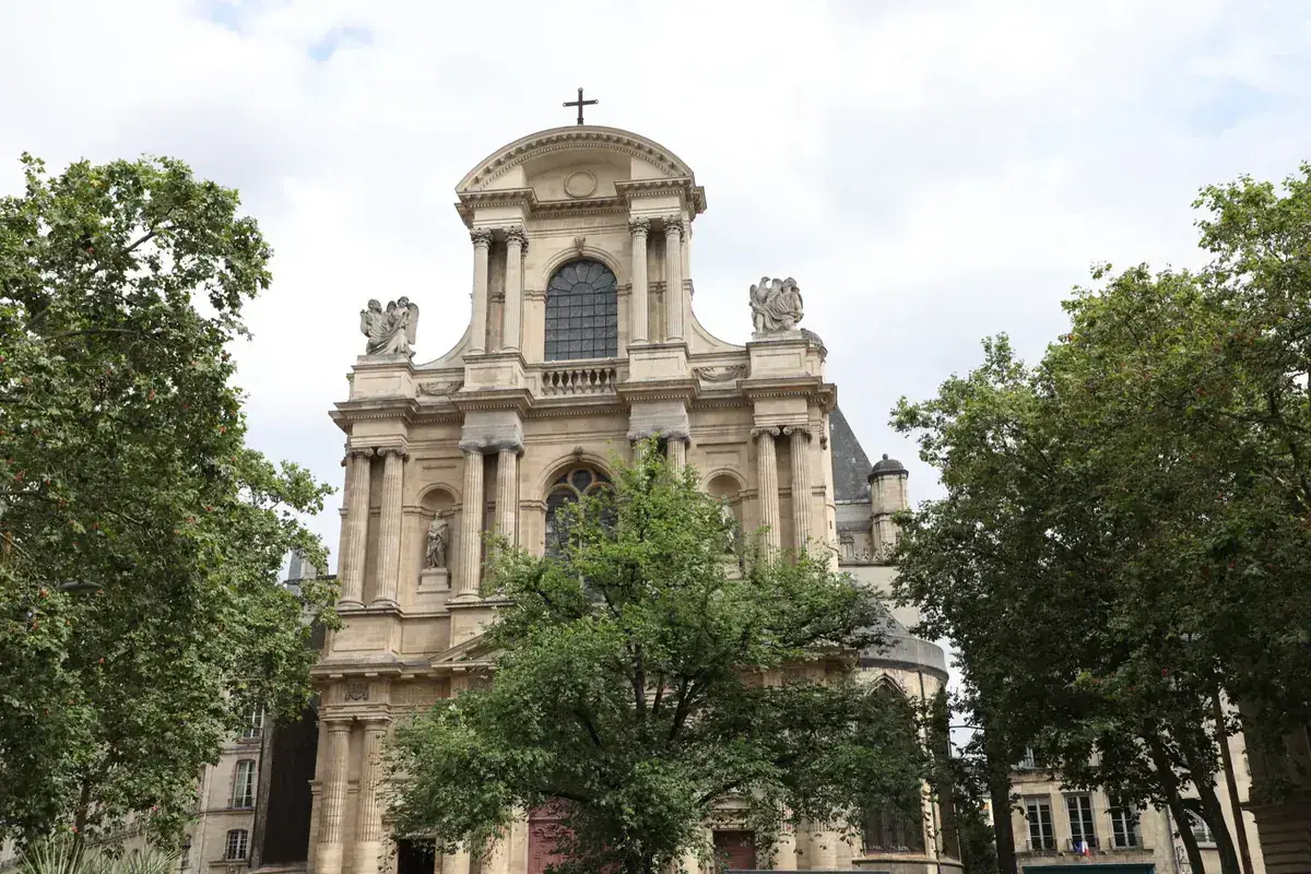 Façade de l'église Saint-Gervais entourée d'arbres dans le 4e arrondissement