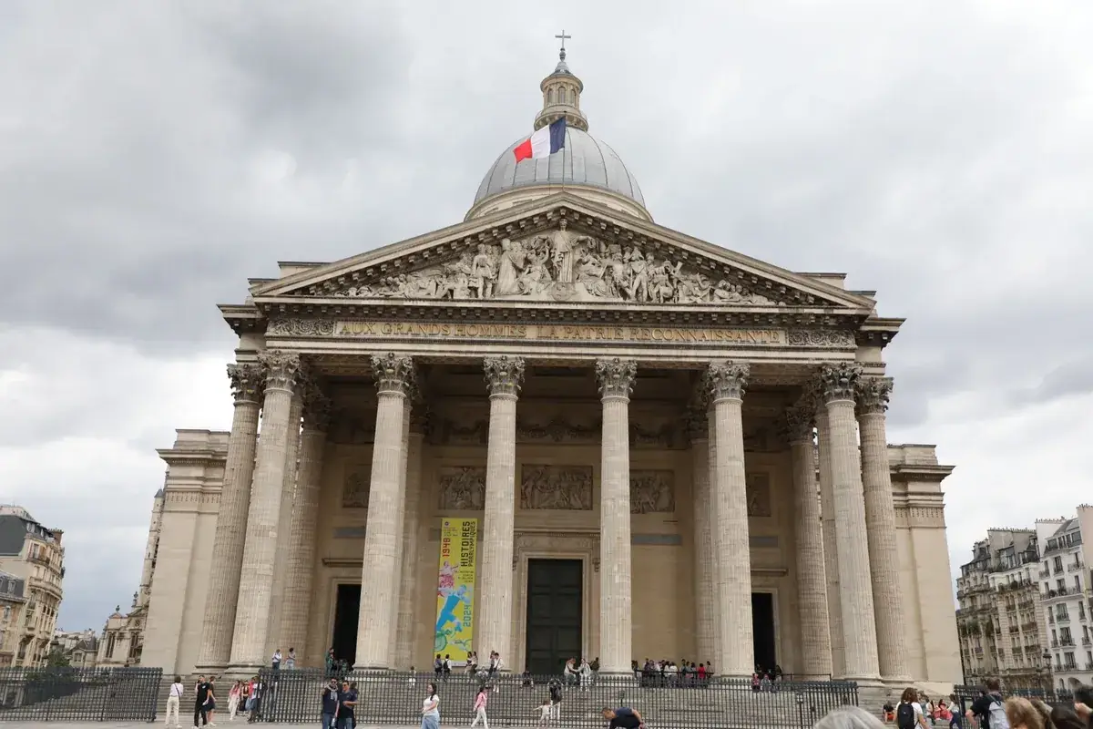 Façade du Panthéon avec fronton sculpté dans le 5e arrondissement de Paris