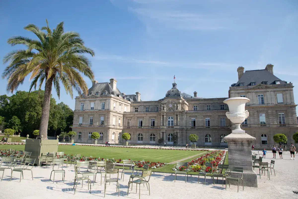 Palais du Luxembourg et son jardin dans le 6e arrondissement de Paris