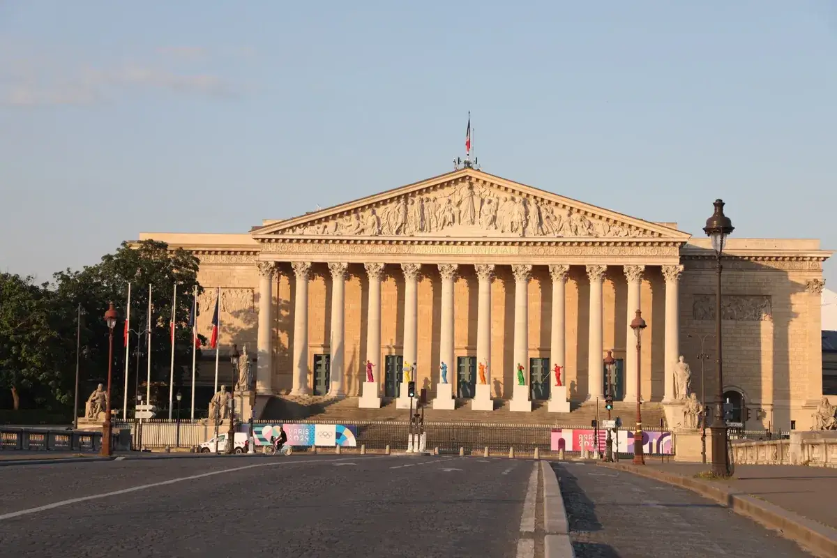 Façade de l'Assemblée nationale au coucher du soleil dans le 7e arrondissement