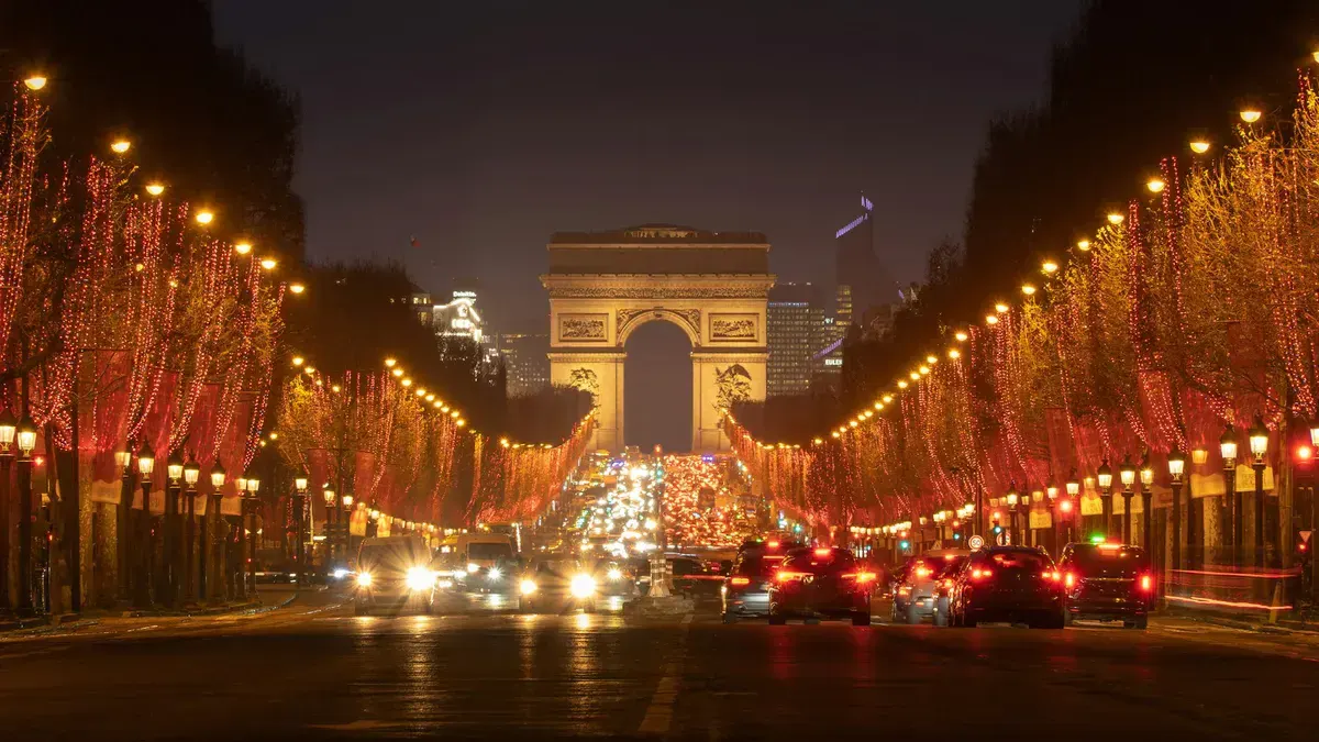 L'Arc de Triomphe vu des Champs-Élysées
