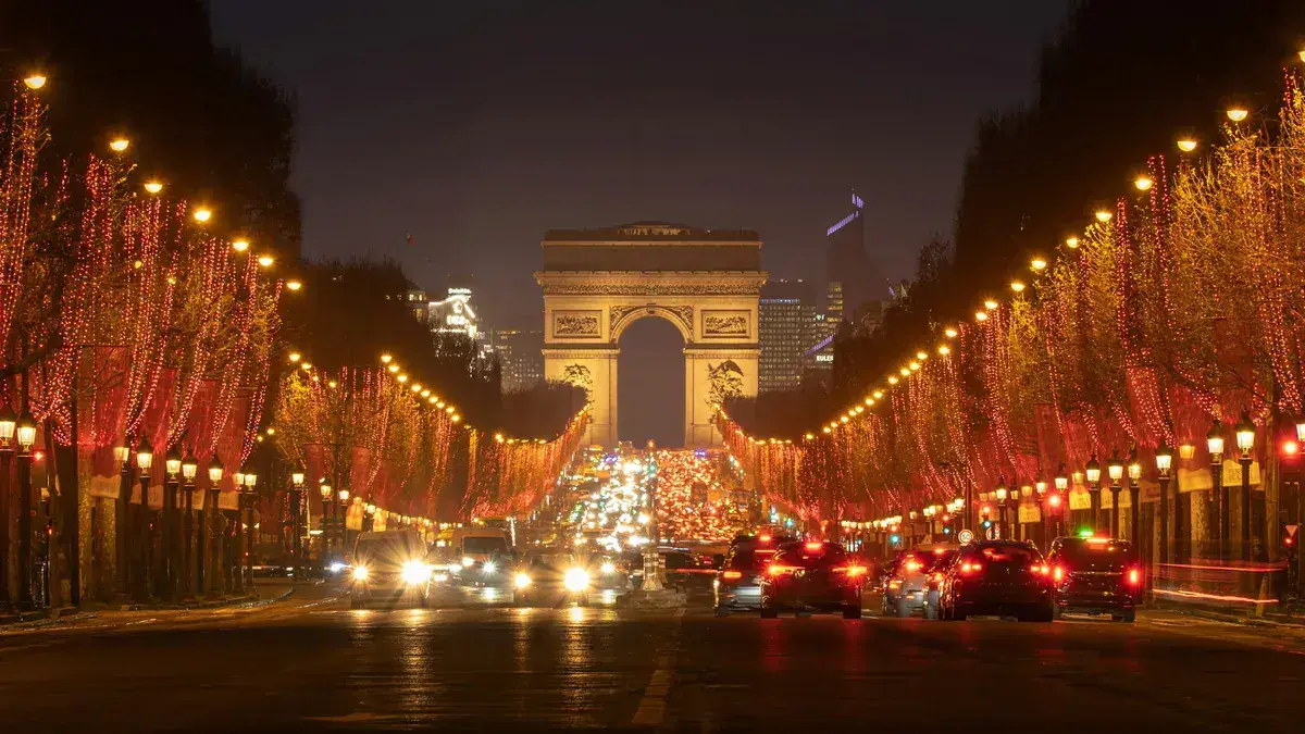 L'Arc de Triomphe vu des Champs-Élysées
