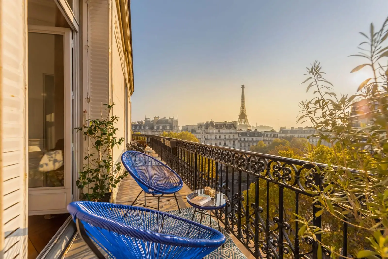 Le balcon d’un appartement parisien et la tour Eiffel en fin de journée