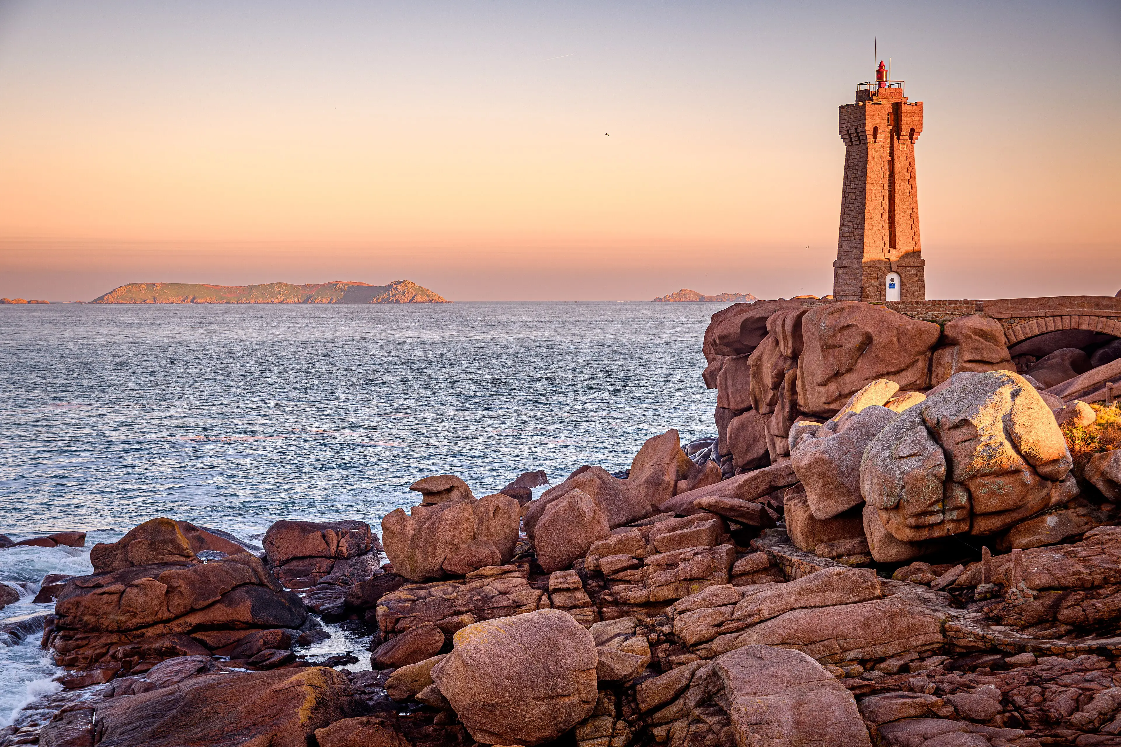 Le phare de Ploumanac’h dans les rochers de granit rose, côte de Perros-Guirec