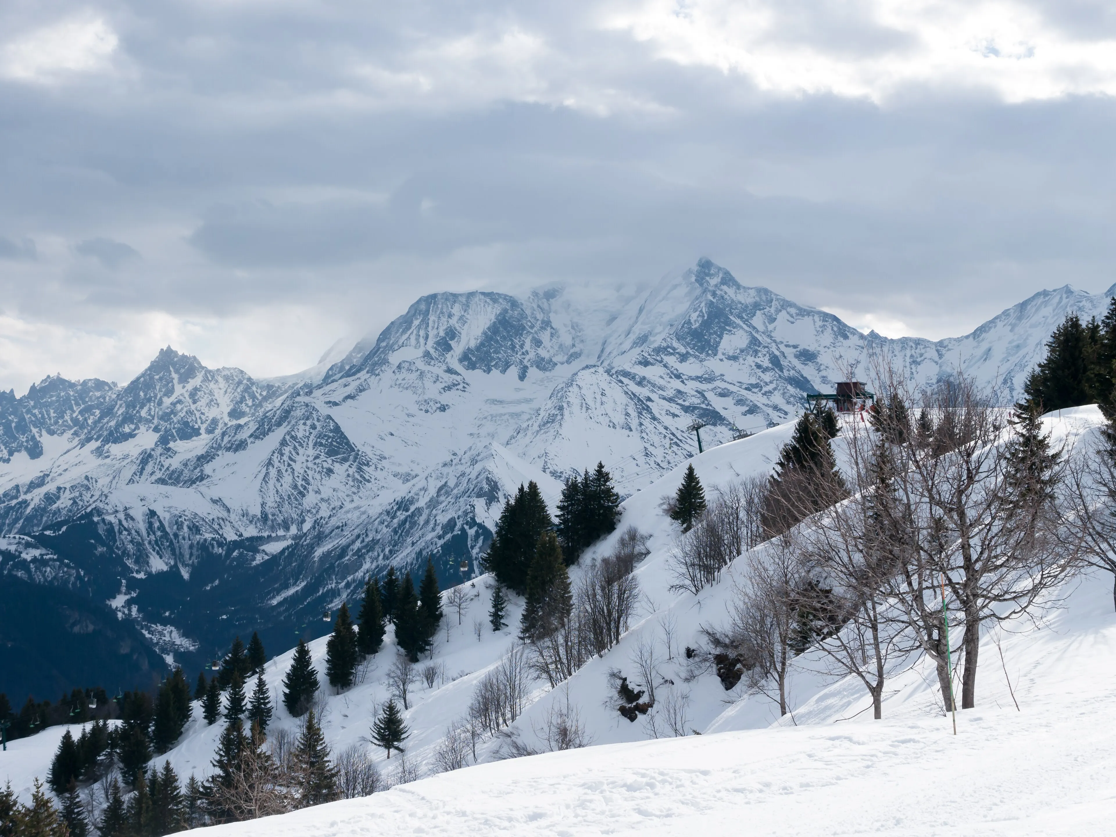 Le Mont-Blanc vu des pentes de Saint-Gervais-les-Bains, au-dessus du domaine Evasion Mont-Blanc