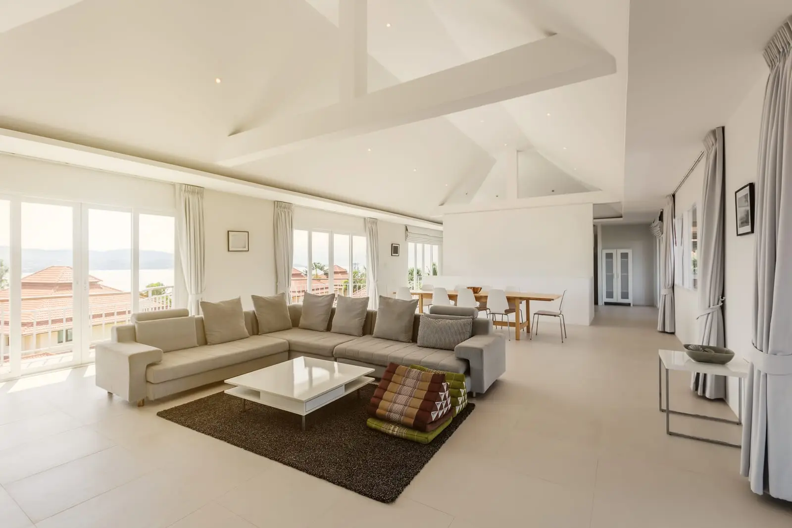 Un grand salon contemporain et lumineux